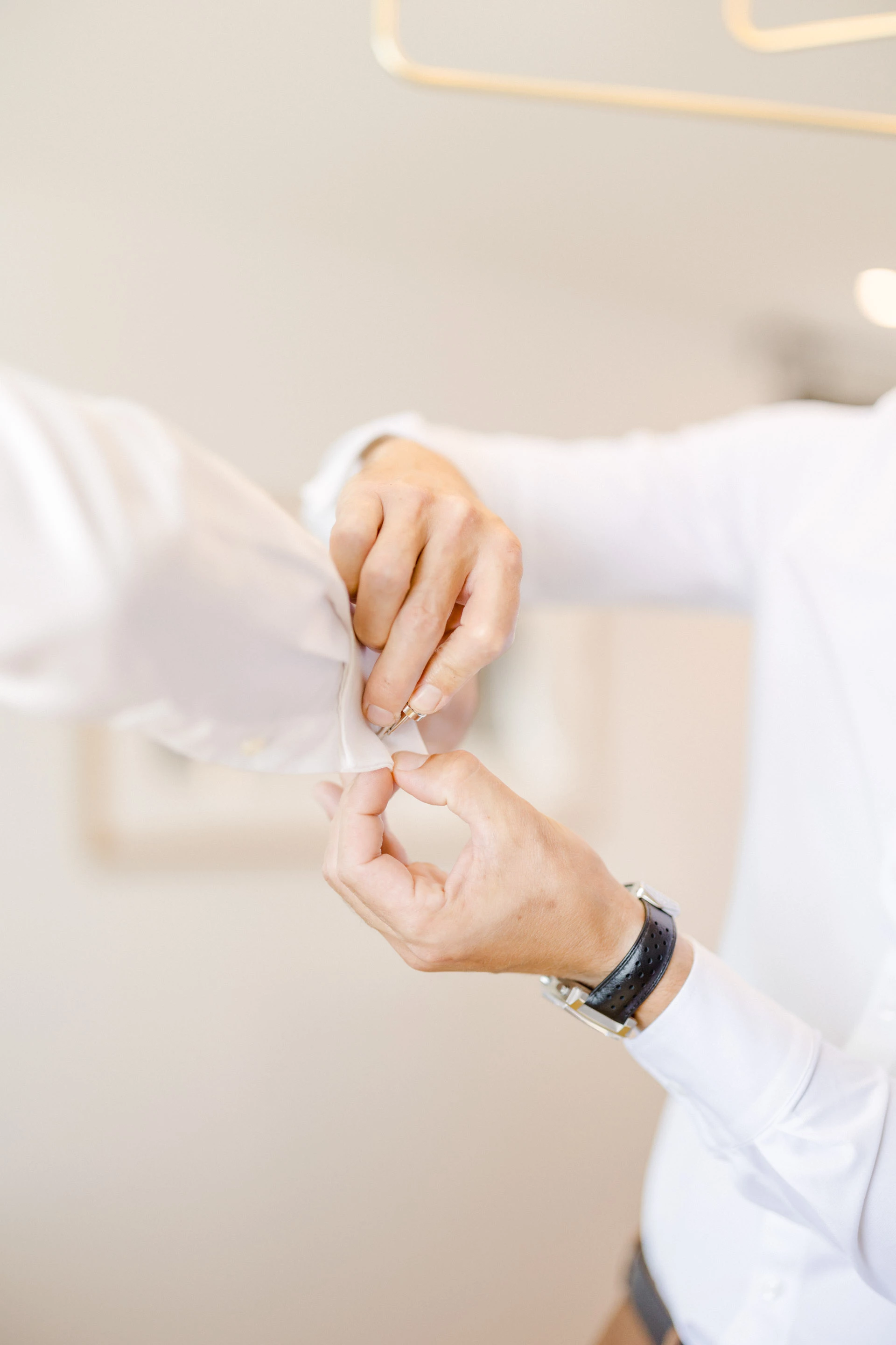 main poignet geste gris marron